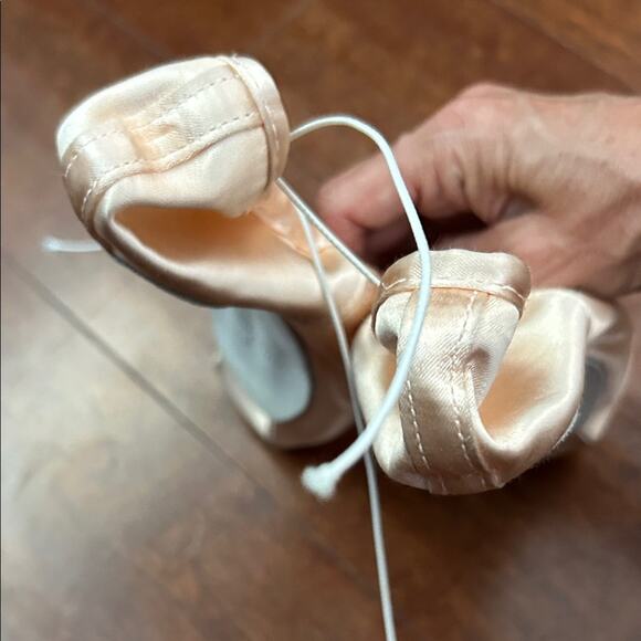 Gaynor Minden Pink Satin Ballet Pointe Shoes, Size 6.5 - Picture 10 of 13